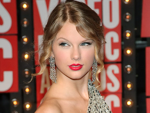 Taylor Swift Rocks SNL