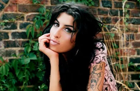 Amy Winehouse Reemerges To Sing “Valerie”