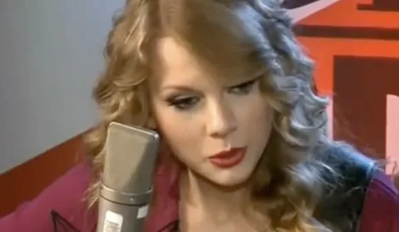 Taylor Swift Covers Coldplay