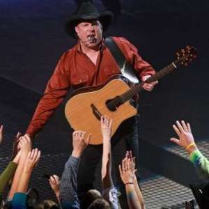 Garth Brooks Fans Flood to the Bridgestone Arena – Music City Nashville .  Org / .Net