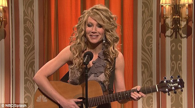 Gwyneth Paltrow Morphs Into Taylor Swift On SNL