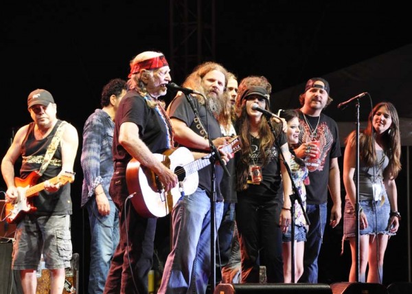 Top 10 Moments From Willie Nelson’s Country Throwdown Tour