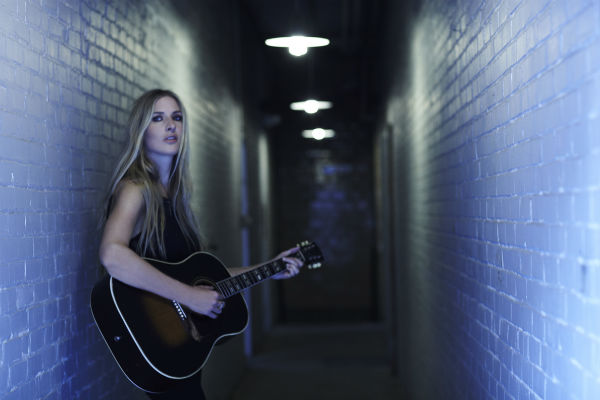 Song Premiere: Holly Williams, “Drinkin'”