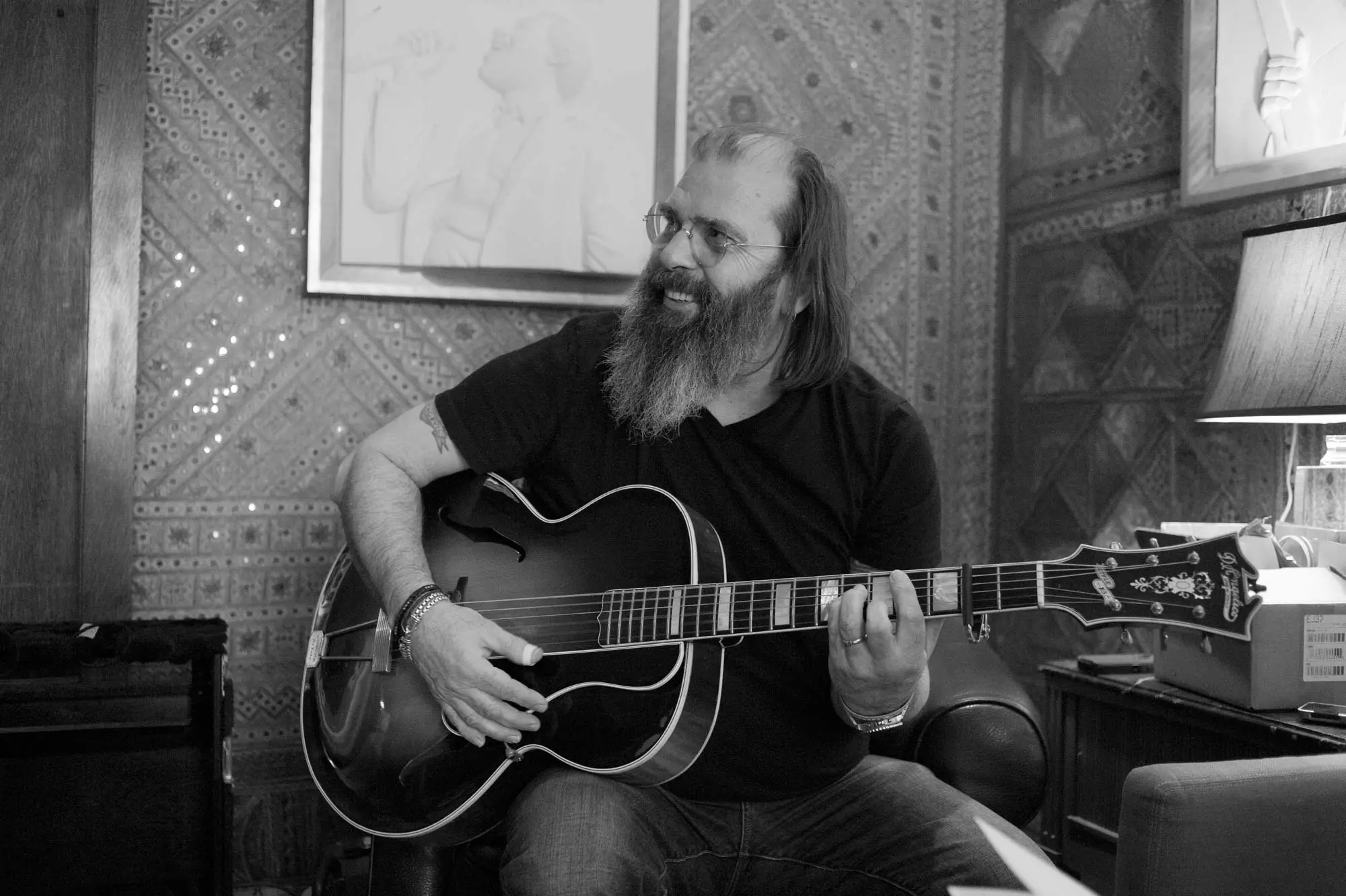 At Nashville Gig, Outlaw Folkie Steve Earle Honors Late Mentor Guy Clark with “Goodbye Michelangelo”
