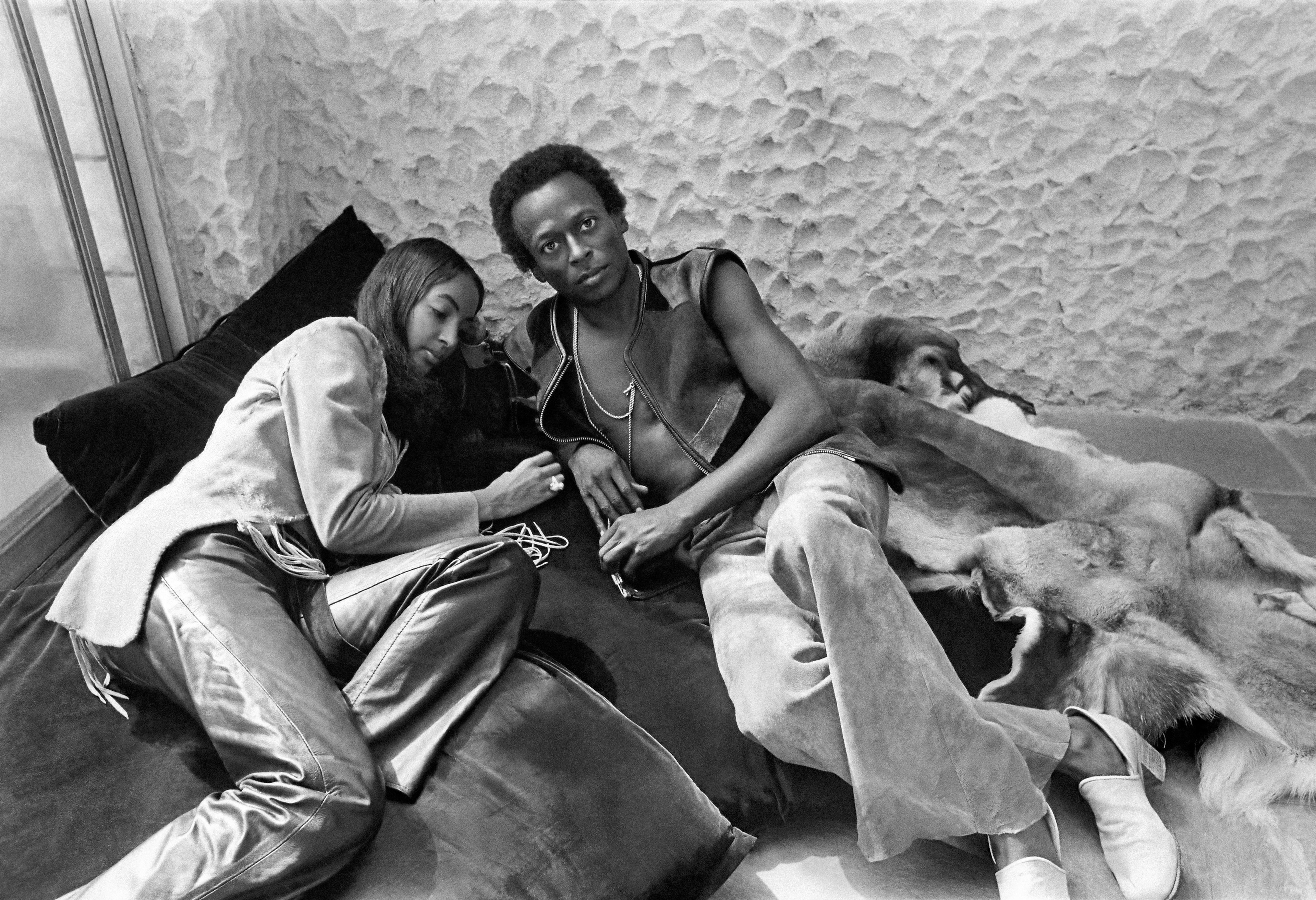 Miles фото. Miles Davis 1970. Майлз Дэвис стиль. Майлз Девис 11. Майлз Дэвис с женой.