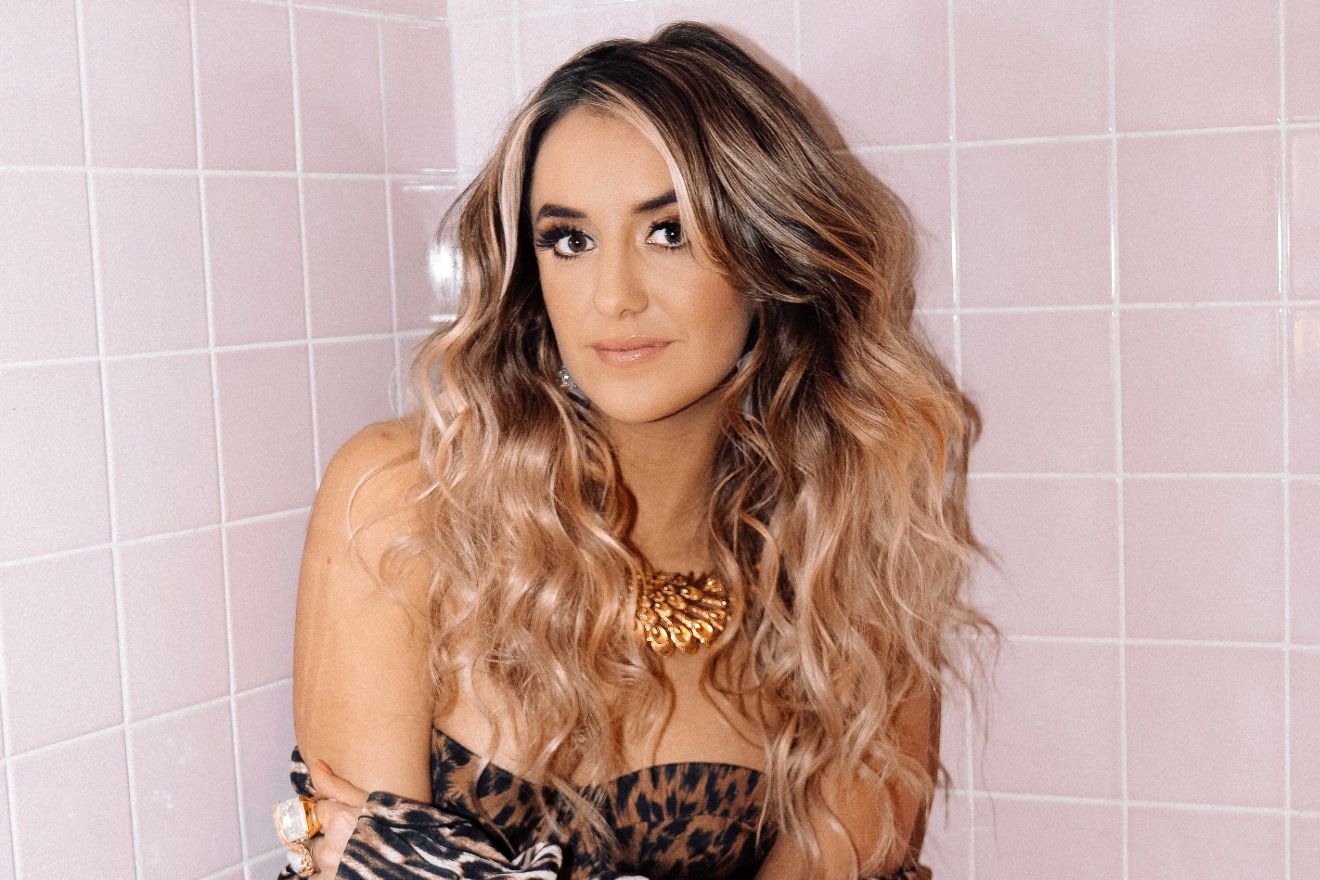 Lainey Wilson Channels Dolly Parton on "WWDD" - American Songwriter