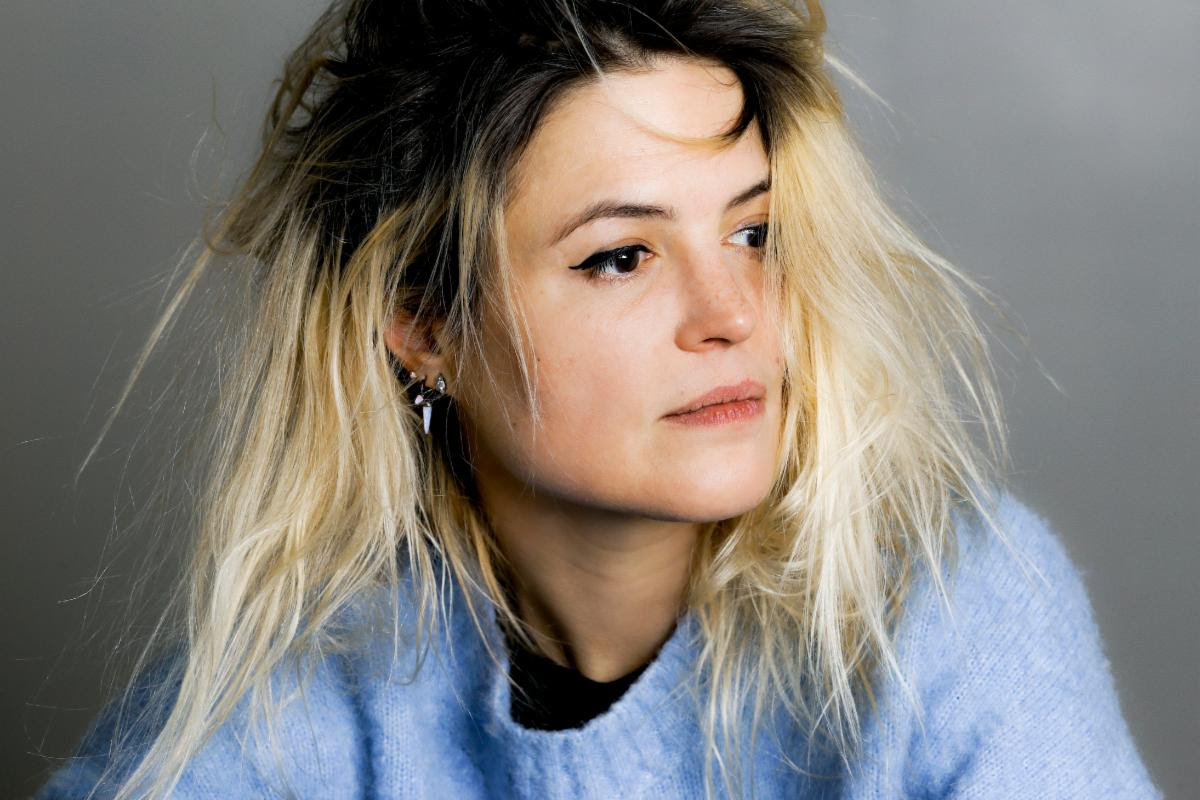Alison Mosshart Premieres Second Single, Self-Made Video for “It Ain’t Water”