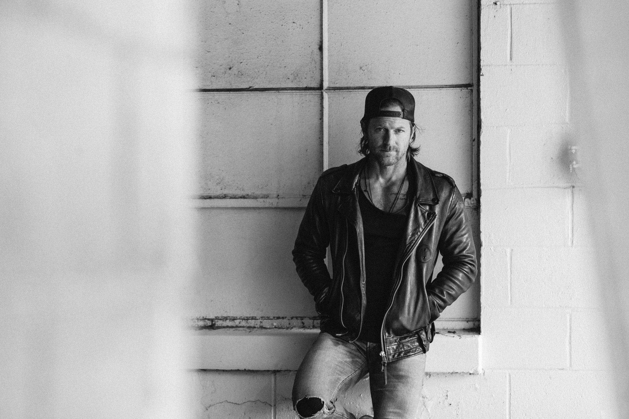 Kip Moore Premieres Outlaw Anthem, “Southpaw” American Songwriter