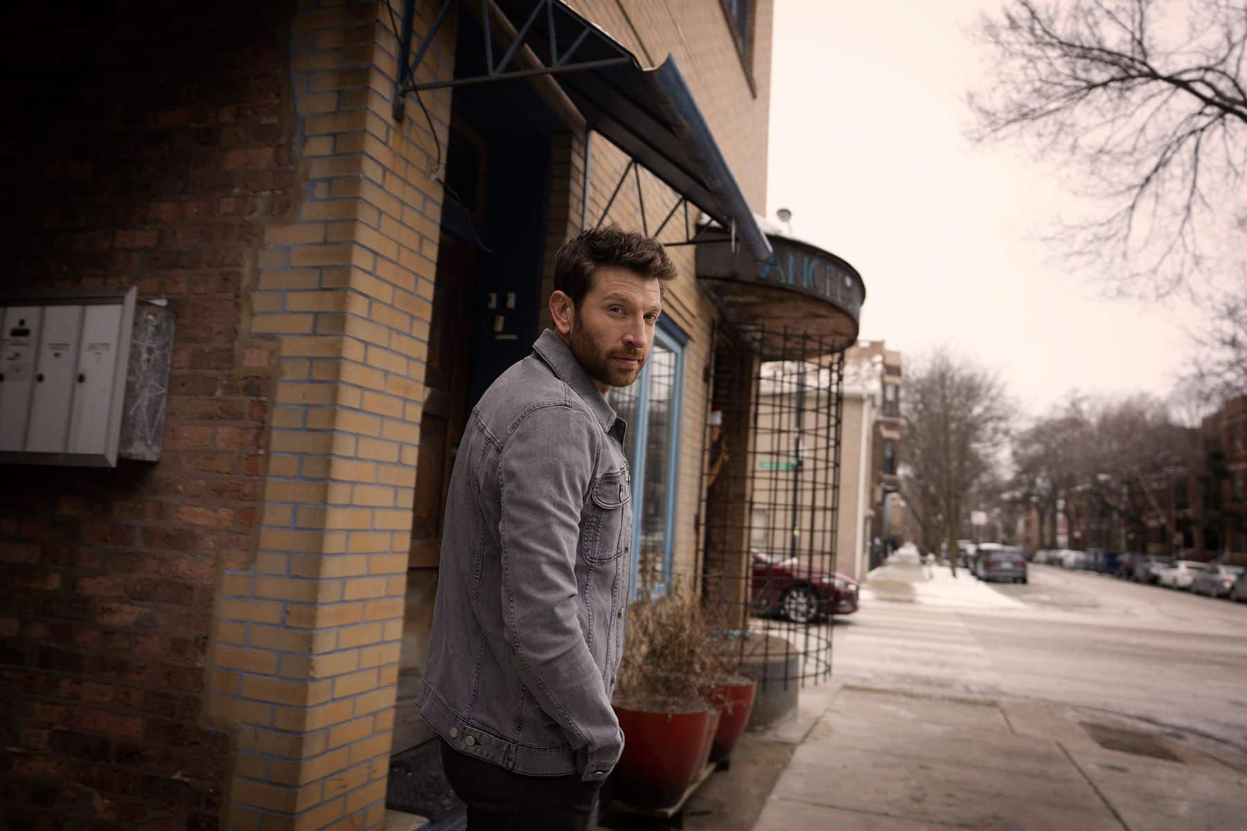 Brett Eldredge Takes “Gabrielle” To Its Raw Roots with Exclusive ‘Live From Royal Plum’ Performance