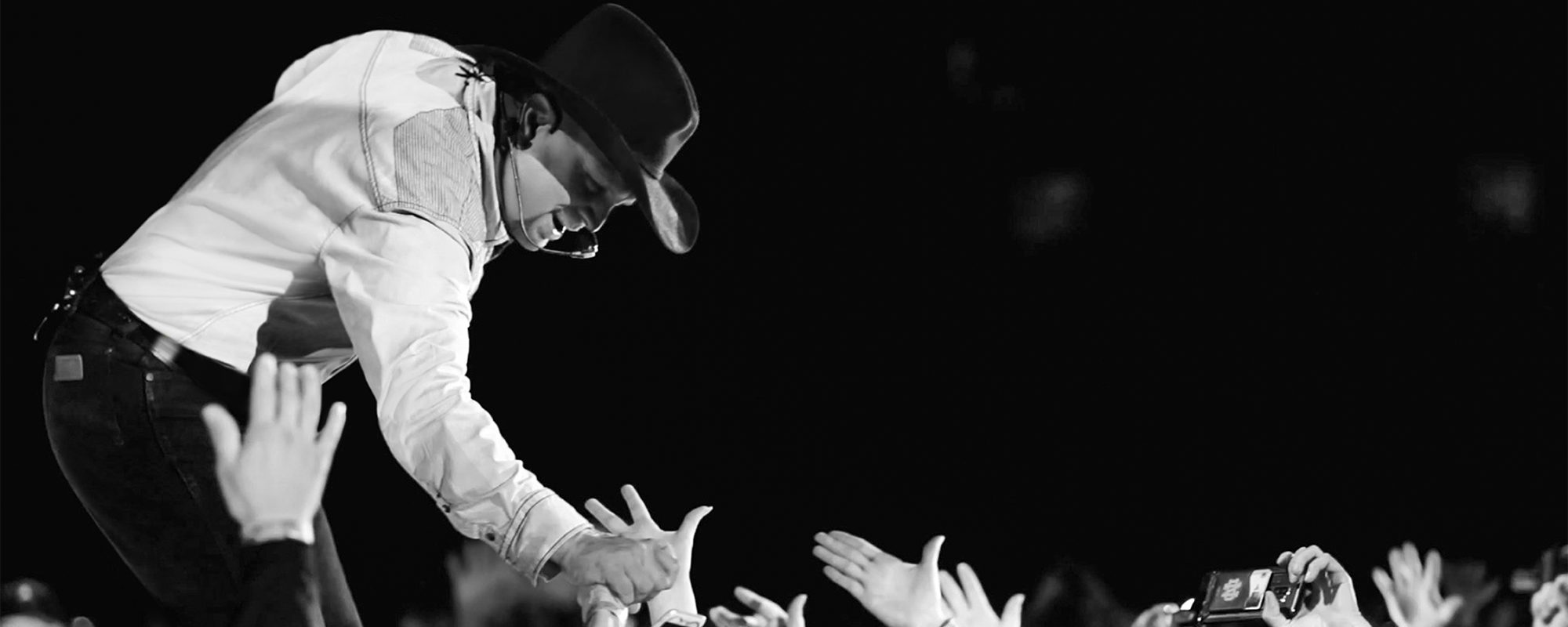 Remember When: Garth Brooks Flew Over the Audience at Texas Stadium in 1993 and Changed Country Music Performances Forever - American Songwriter