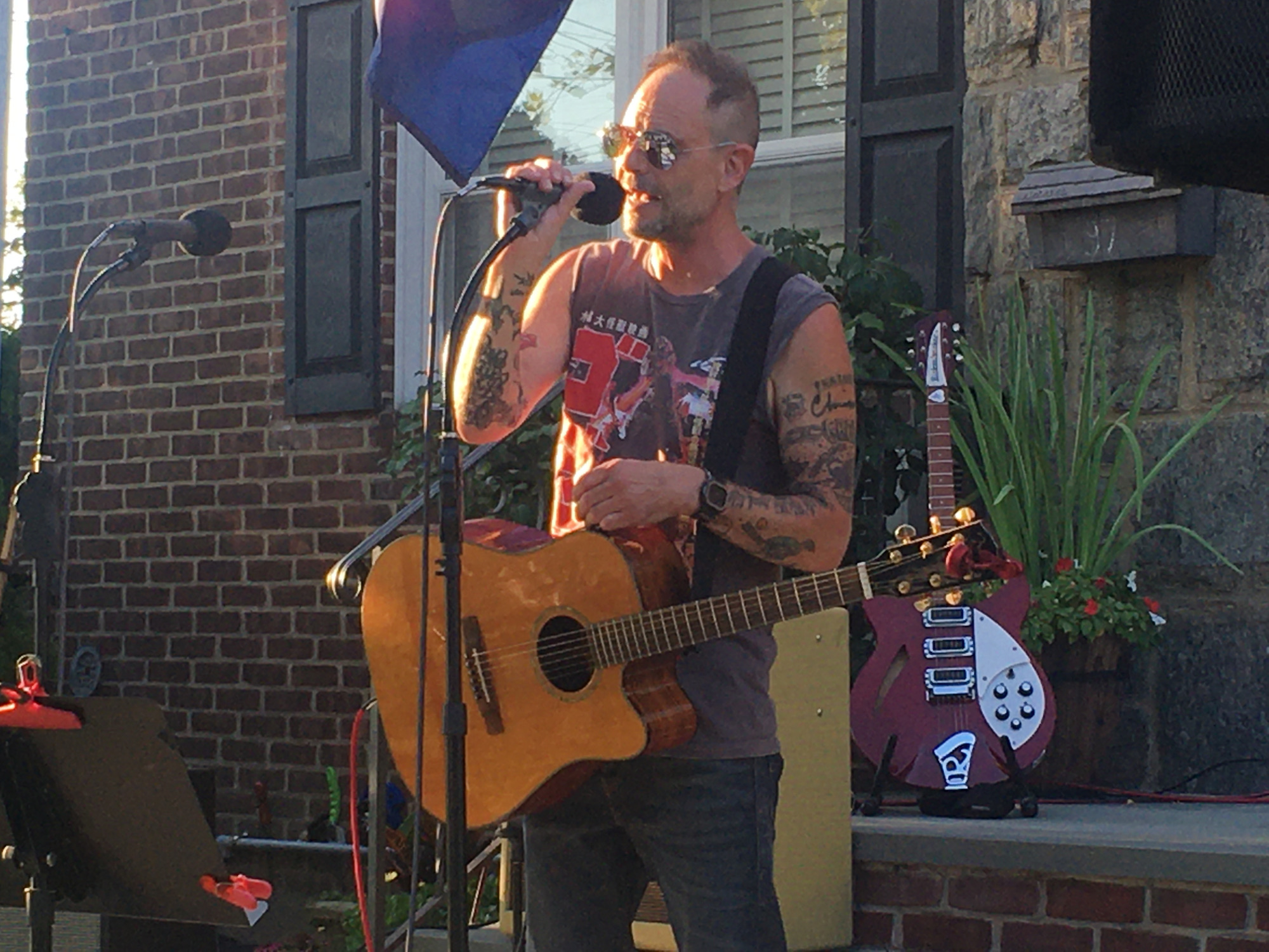 Robin Wilson Invites Us To His Front Yard Show, Talks Gin Blossoms
