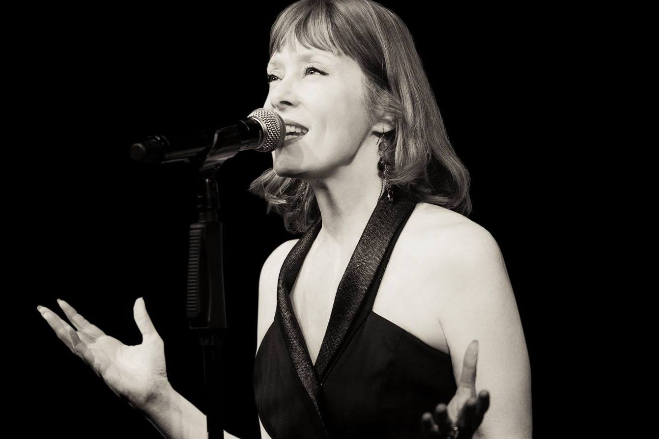 Suzanne Vega Discusses The Carlyle Café and Her Album ‘An Evening of New York Songs and Stories’