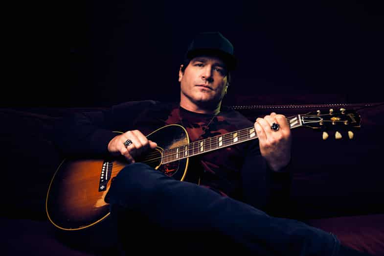 Jerrod Niemann Puts You Into The Holiday Spirit With “White Christmas In The Sand”