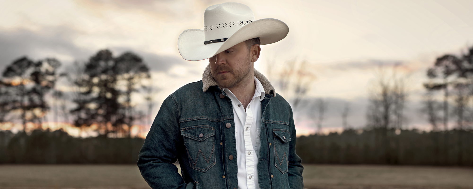 Justin Moore Opens Up About Staying in His Country Music Lane: “We’re Never Going to Go Off the Rails”