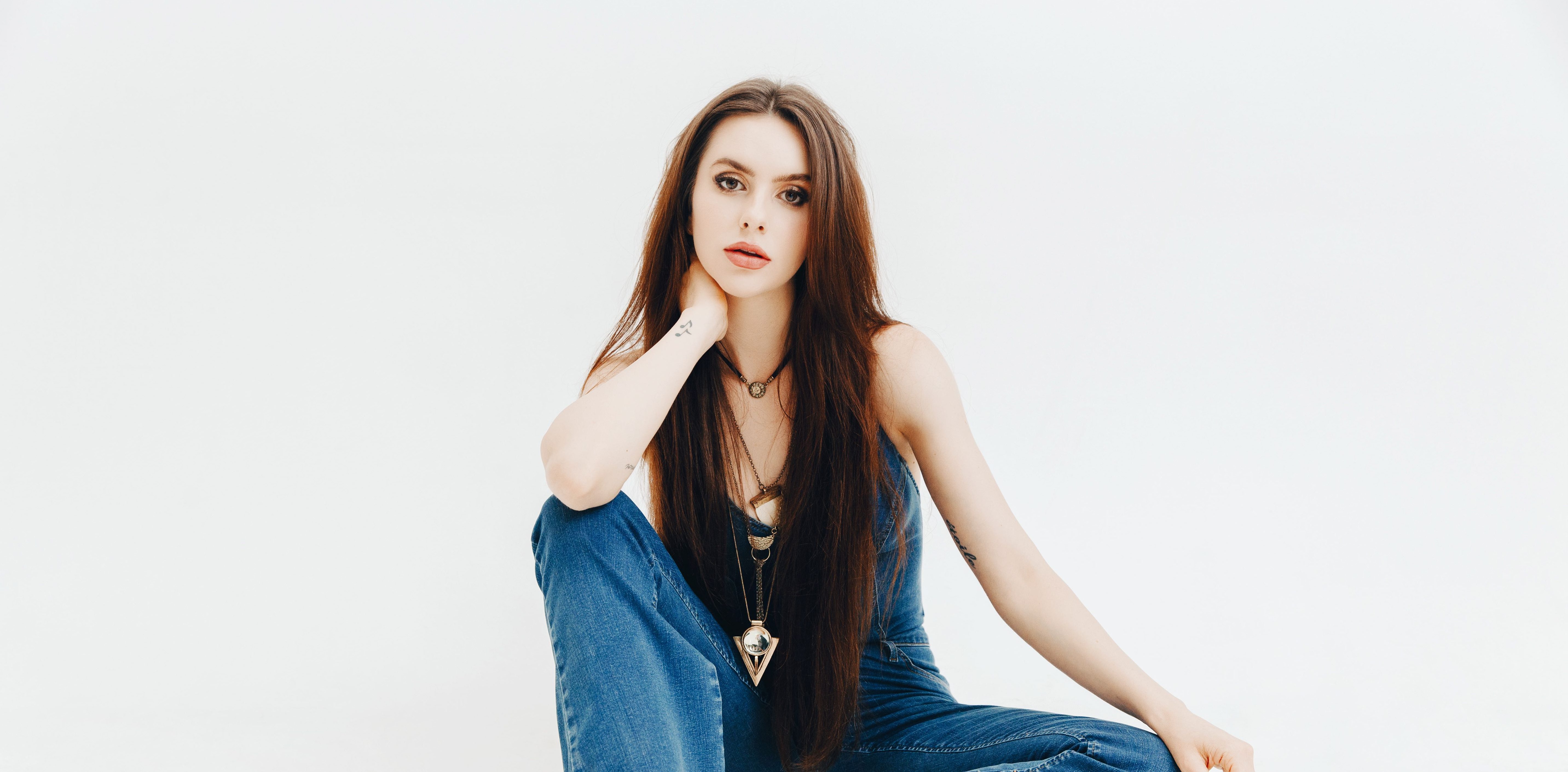 Chase Martin finalmente dejó de escribir un éxito y escribió la canción de boda perfecta para su hermana “Forever + 1”. Chase Martin finalmente dejó de escribir un éxito y escribió la canción de boda perfecta para su hermana “Forever + 1”.