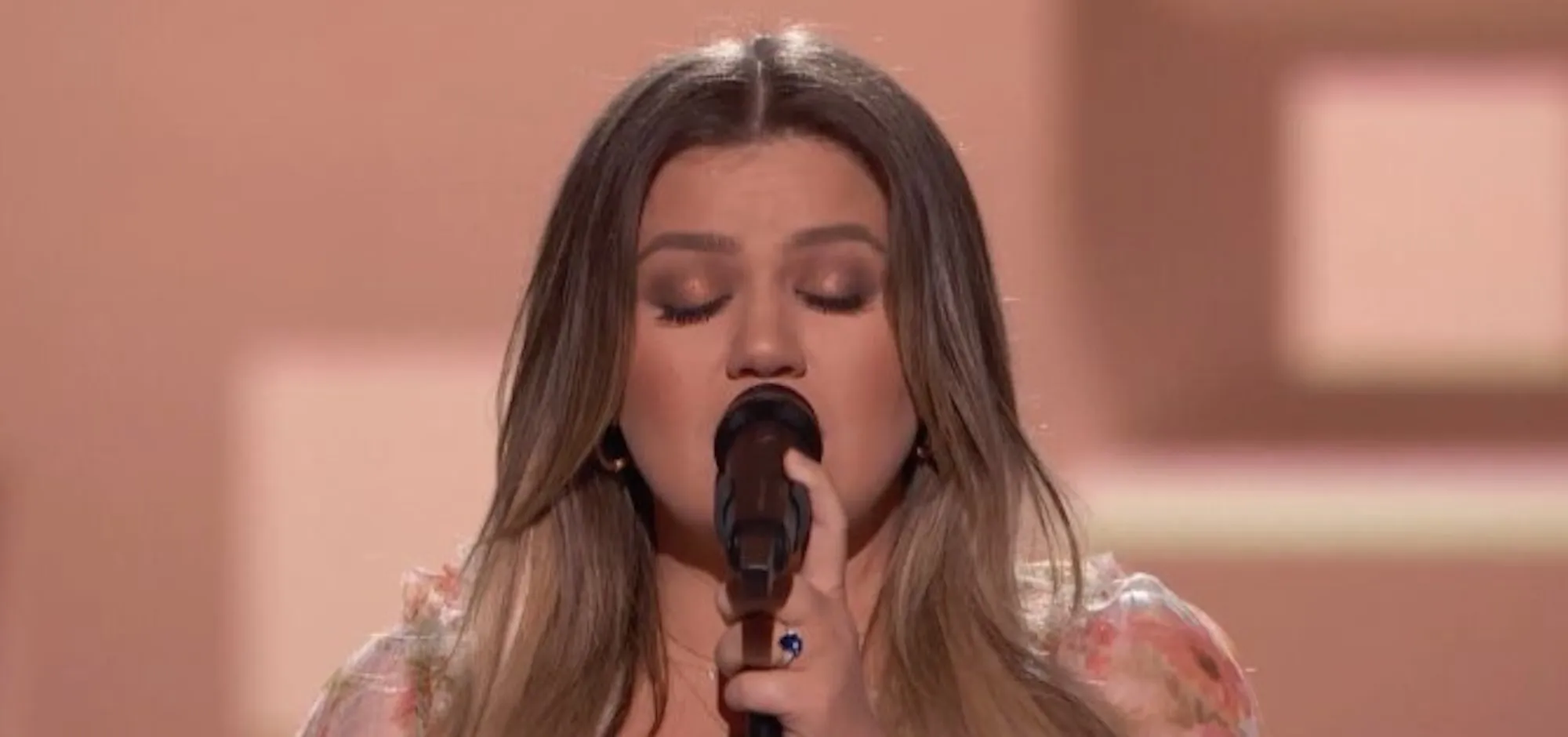 Kelly Clarkson Performs Rod Stewart’s “Forever Young” and “She Used To Be ” from Broadway’s ‘Waitress’ in Latest Kellyoke