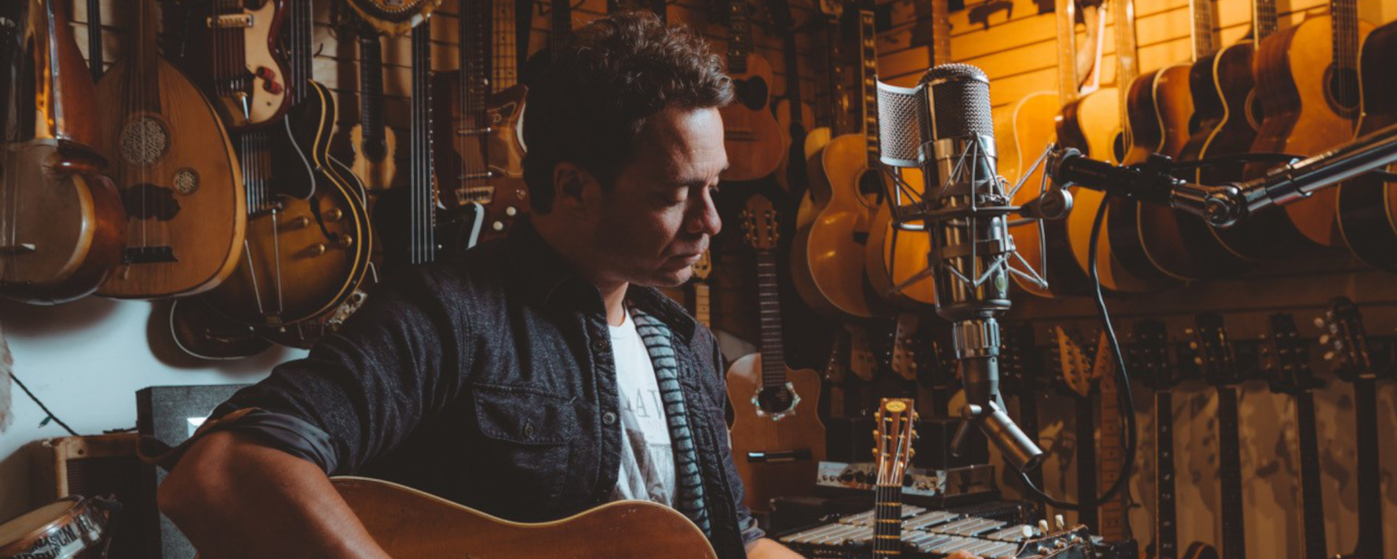 Amos Lee Self Consoles on “Worry No More”; Readies for Upcoming Pilgrimage  Festival - American Songwriter