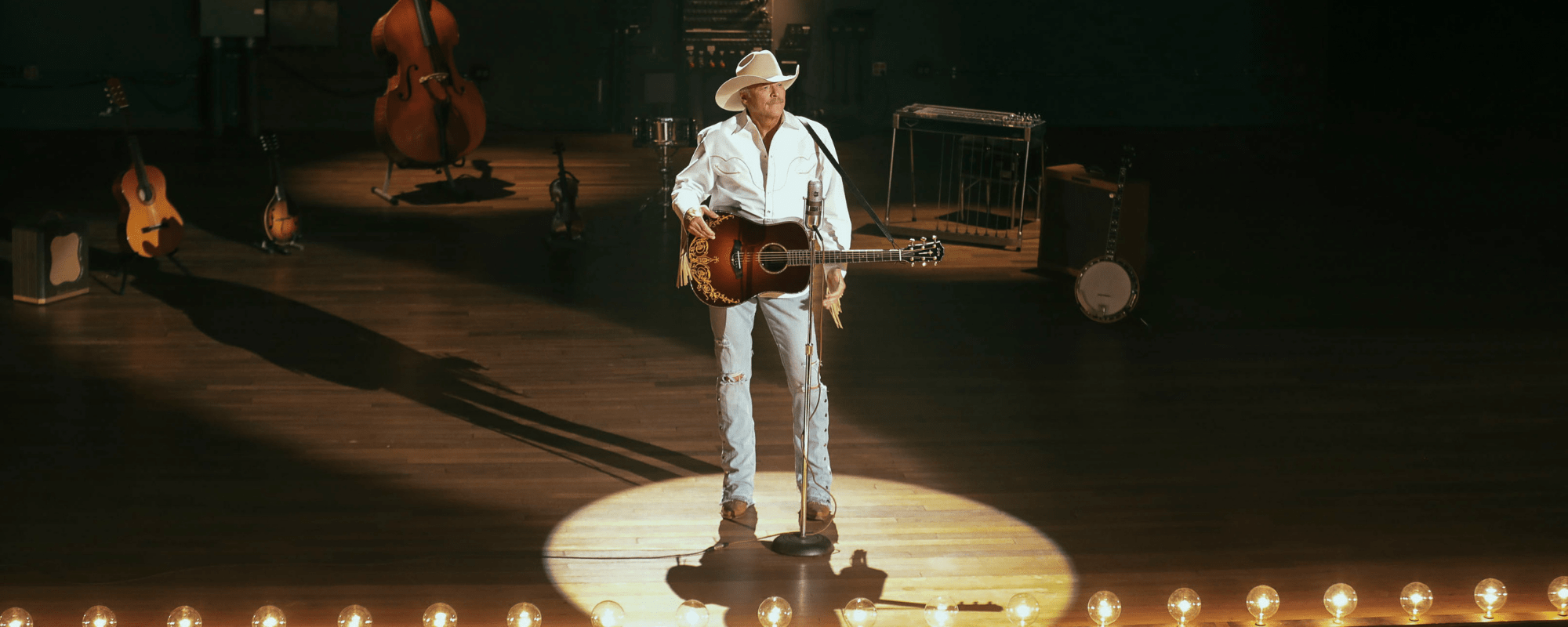 MIRA: Ali, la hija de Alan Jackson, se une a él en el escenario para cantar la canción de boda “I’ll Always Be My Baby”. MIRA: Ali, la hija de Alan Jackson, se une a él en el escenario para cantar la canción de boda “I’ll Always Be My Baby”.