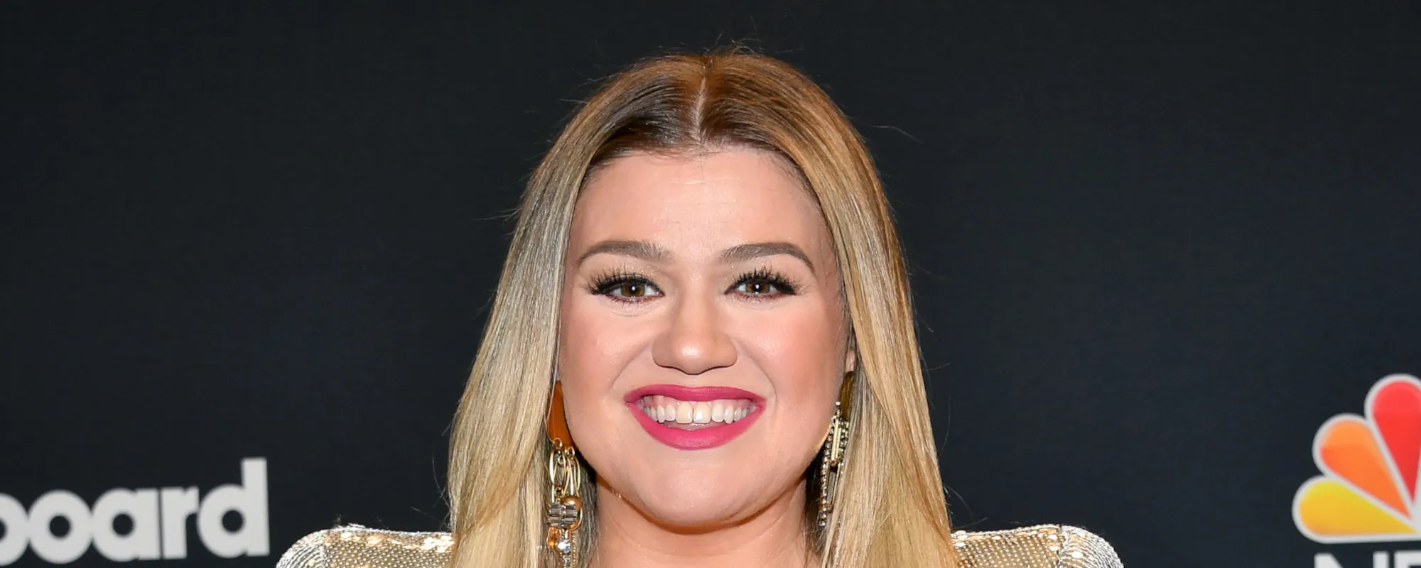 Kelly Clarkson Chats with Selena Gomez, Covers “Monster Mash” in Busy ‘Kelly Clarkson Show’ Week