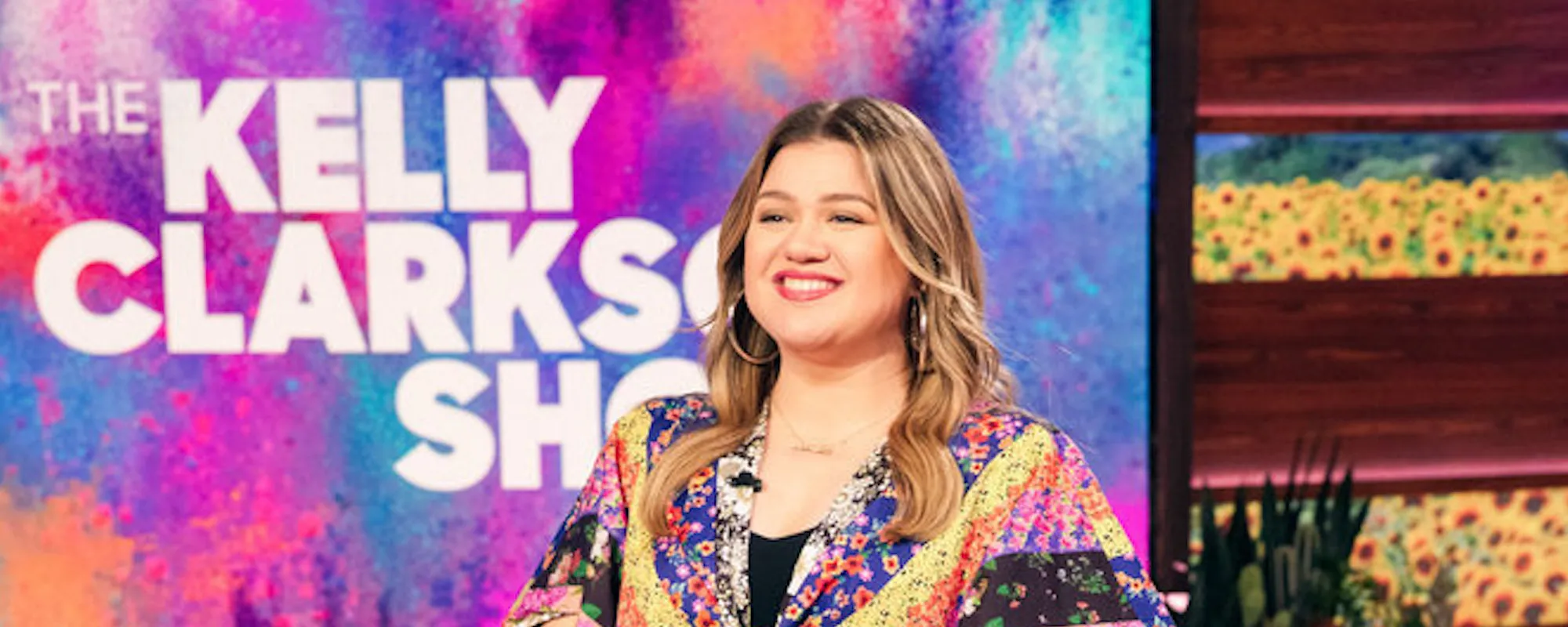 Kelly Clarkson Covers Dolly Parton’s “Jolene” and More