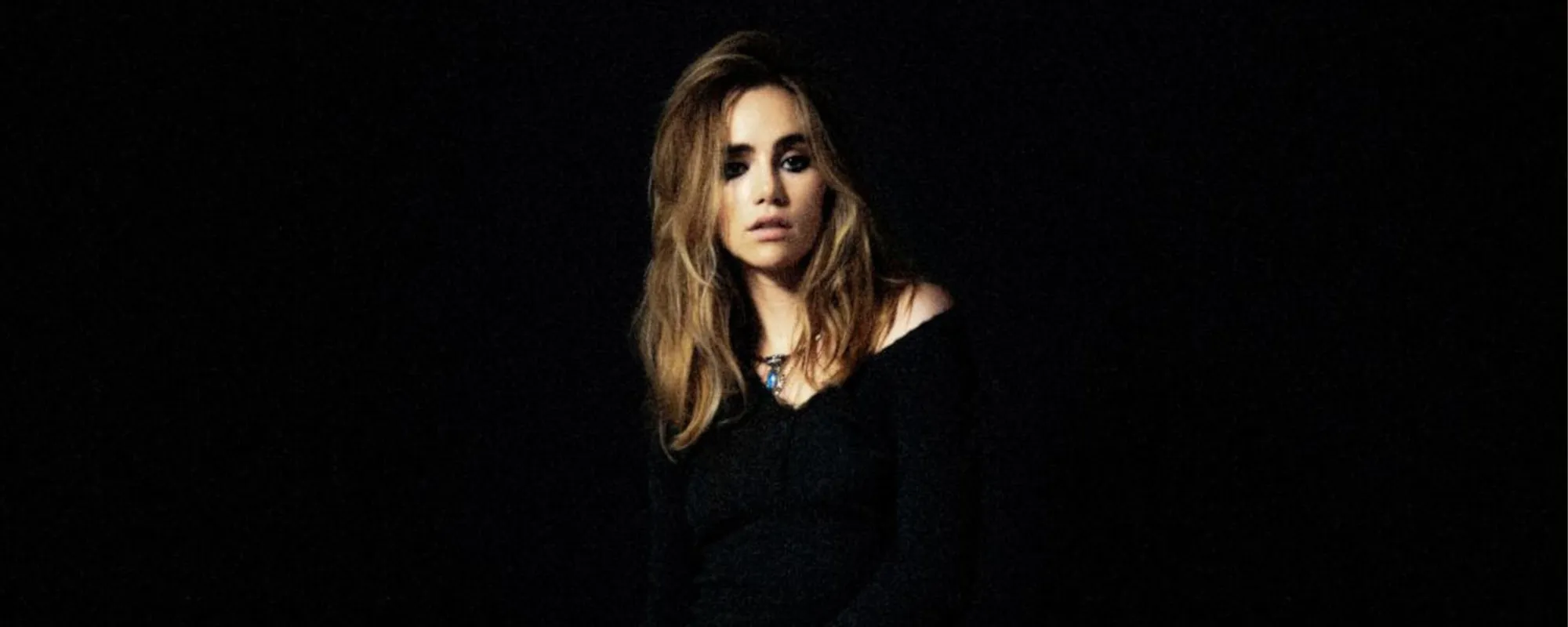 Suki Waterhouse Combines Taylor Swift and Mazzy Star in Medley Performance