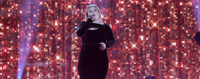 Kelly Clarkson Covers “It’s Raining Men” and More in Latest ‘Kellyoke’