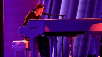 Justin Bieber performs "Peaches" at the Grammys.