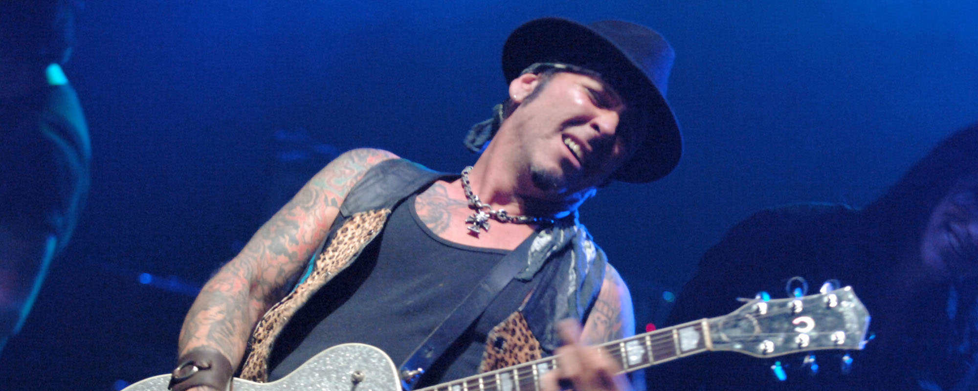 Tracii Guns of L.A. Guns Plays Entire Show Live from the Venue’s Bathroom