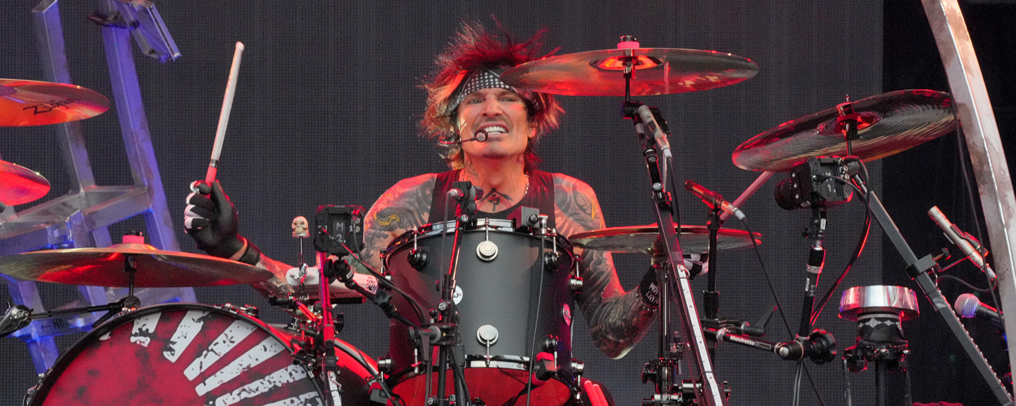 Tommy Lee Breaks Ribs, Exits Mötley Crüe's Reunion Tour Kickoff - American  Songwriter