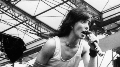 Nena sings "99 Luftballons" on stage.