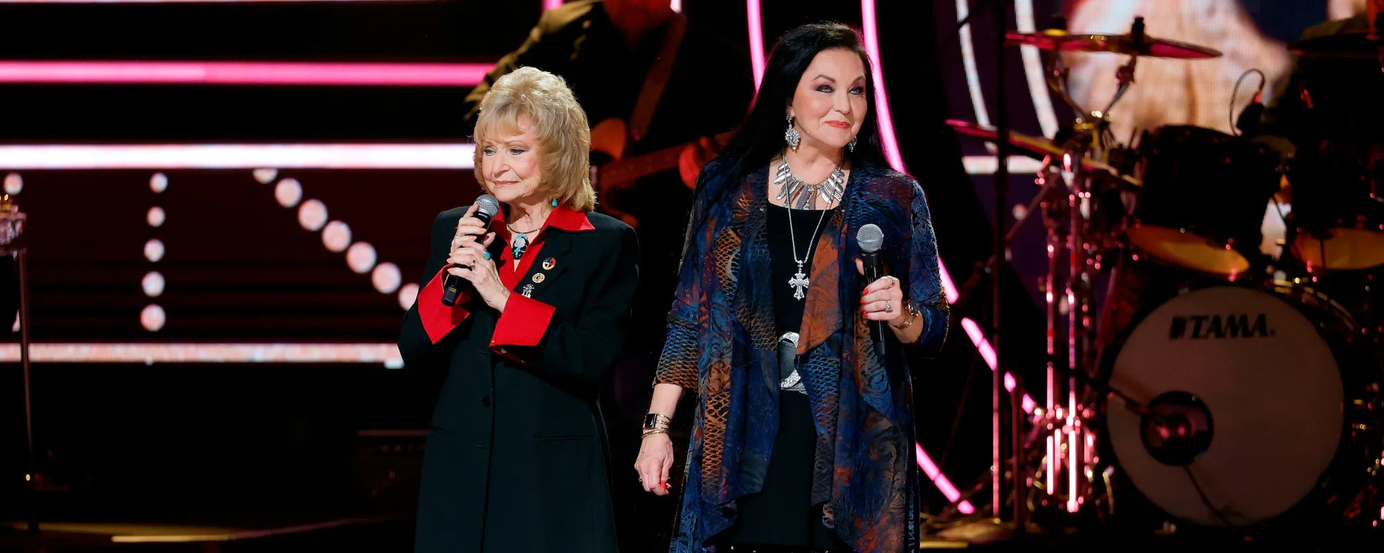 Crystal Gayle and Peggy Sue Honor Sister Loretta Lynn with Performance of “Coal Miner’s Daughter”