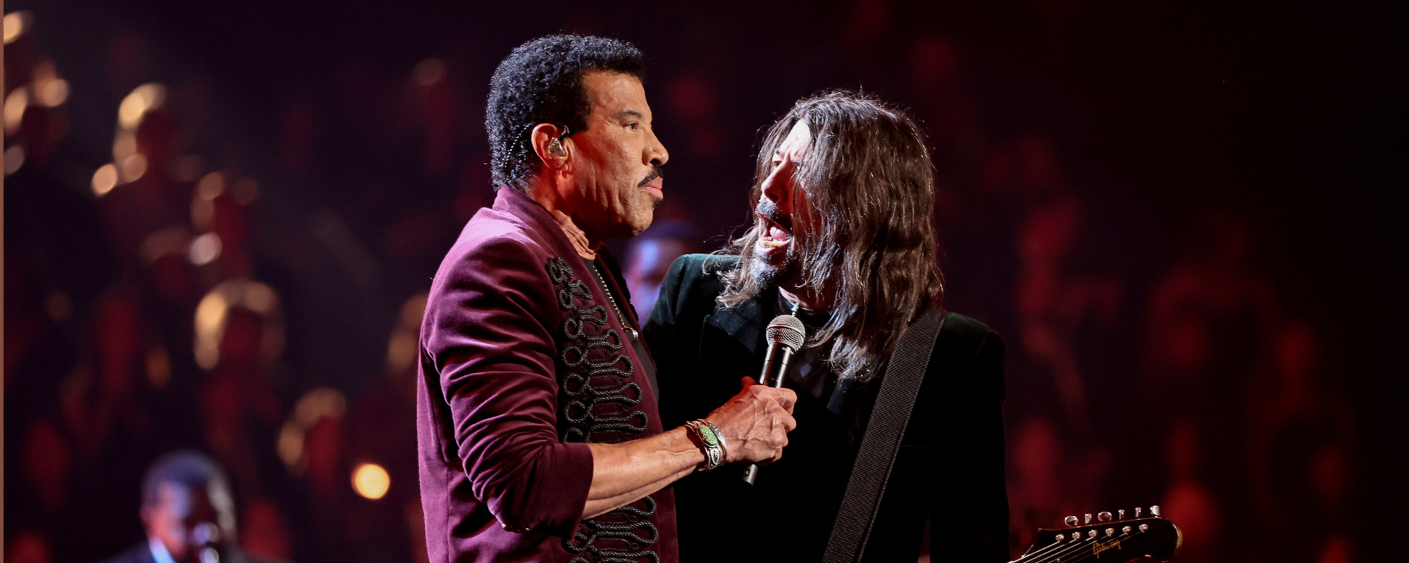 Dave Grohl Joins Lionel Richie for Performance of “Easy” at Rock and Roll HOF Ceremony