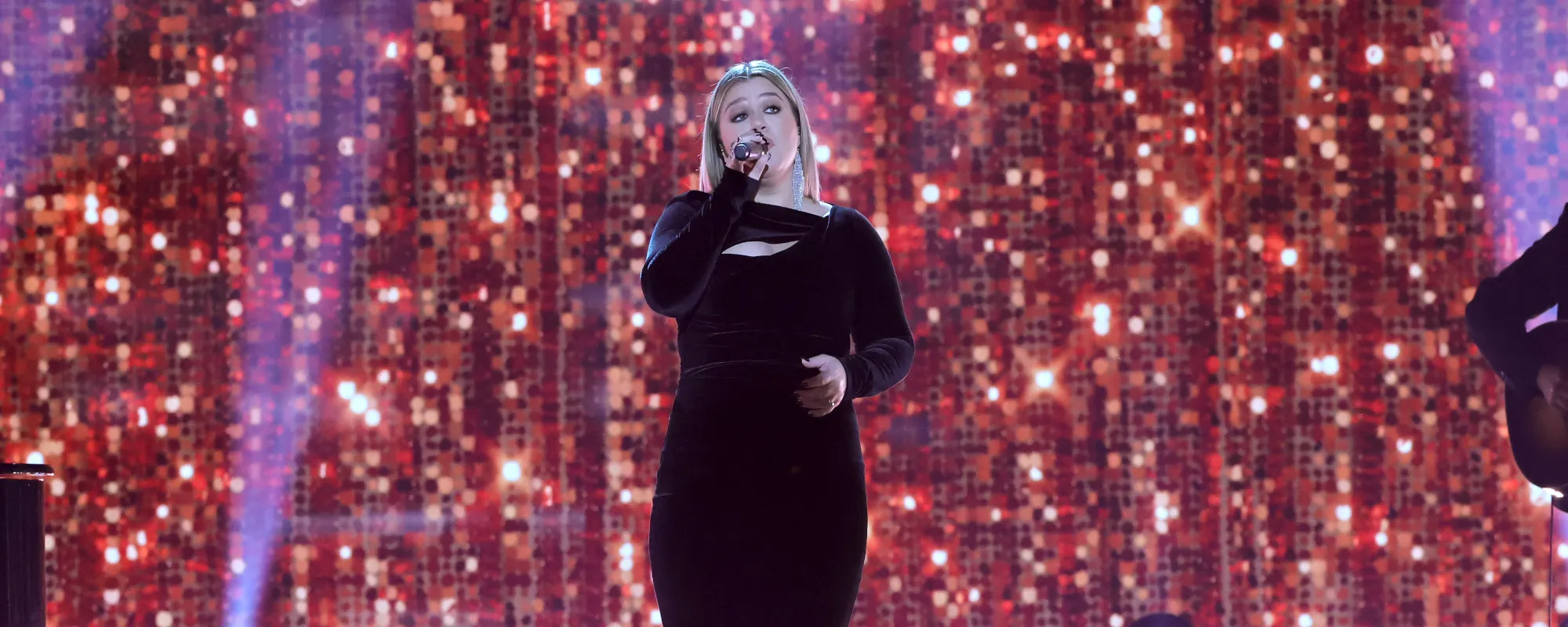 Kelly Clarkson Cover Taylor Swift, Fine Young Cannibals on Latest ‘Kellyoke’
