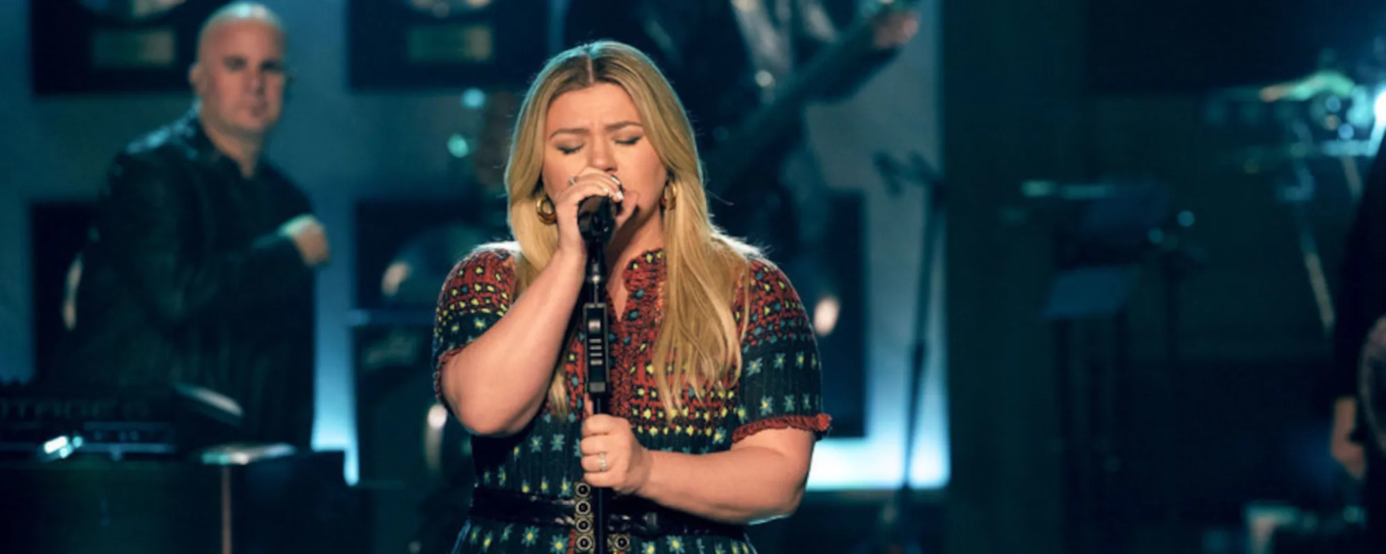 Kelly Clarkson Covers Lenny Kravitz, Dermot Kennedy, and Peaches & Herb in Latest ‘Kellyoke’
