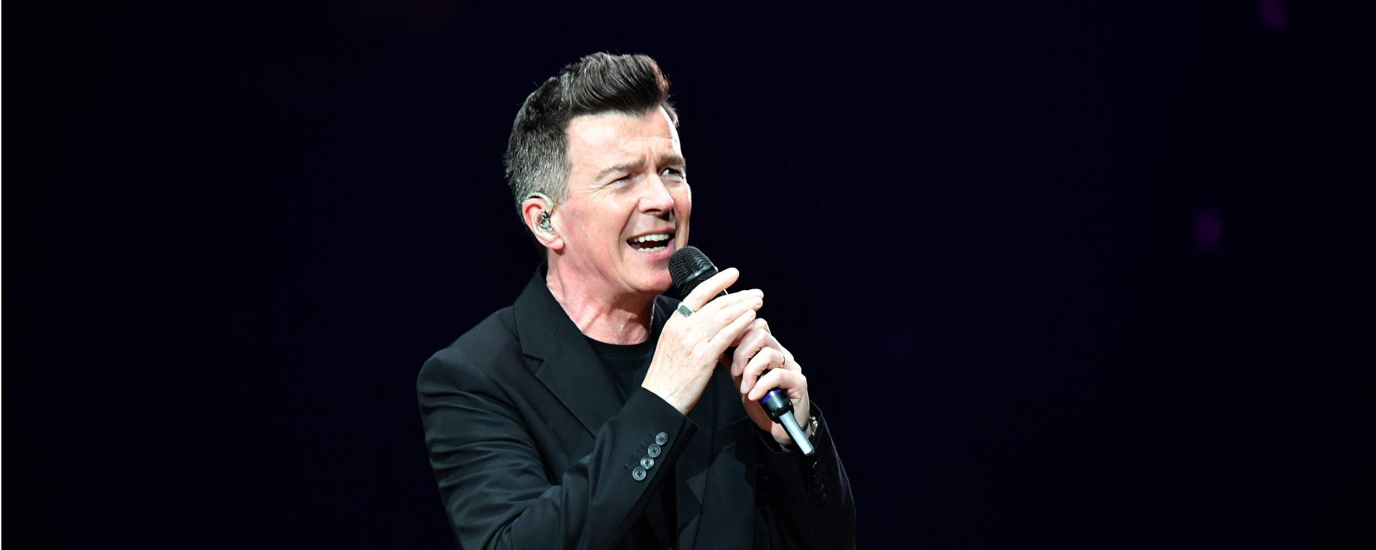 تذكر عندما قام ريك آستلي بإعادة إنتاج مقطع الفيديو “Never Gonna Give You Up” بعد 35 عامًا من إصداره لشركة تأمين.