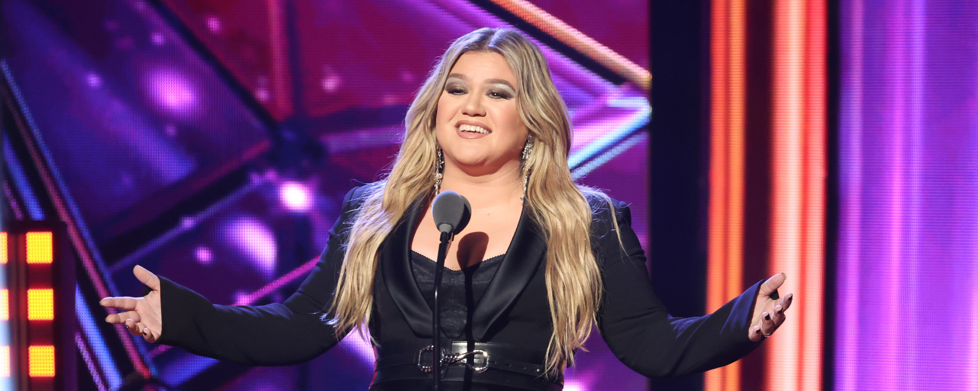 Kelly Clarkson Performs New Single