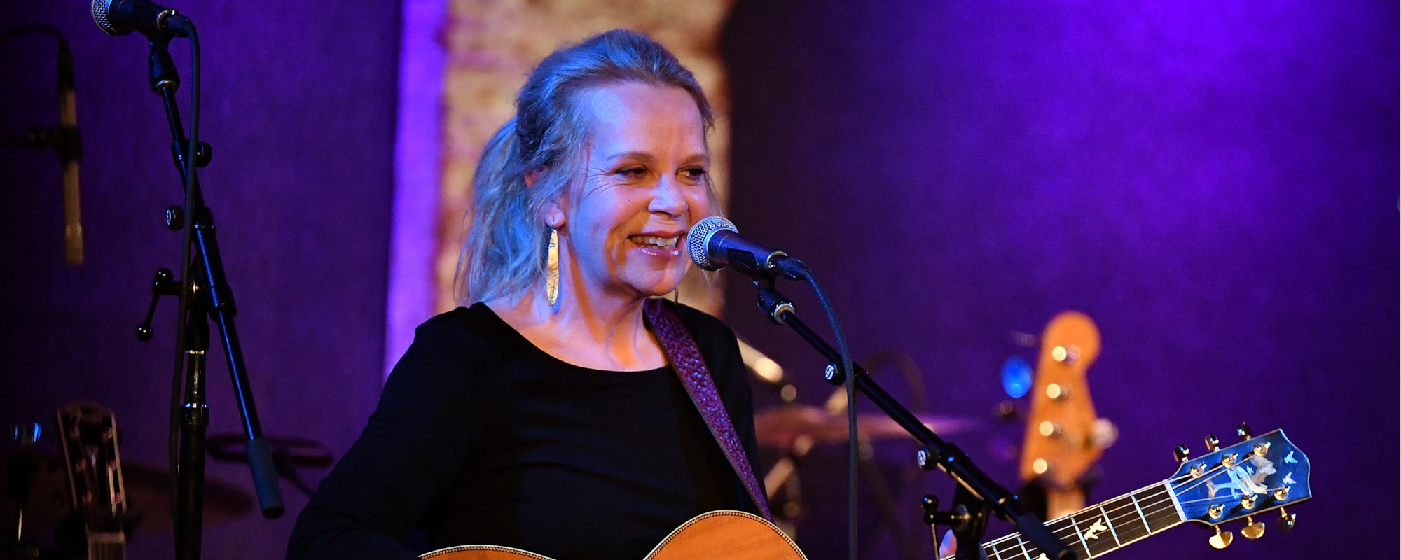 Who Wrote “Shut Up and Kiss Me” By Mary Chapin Carpenter?