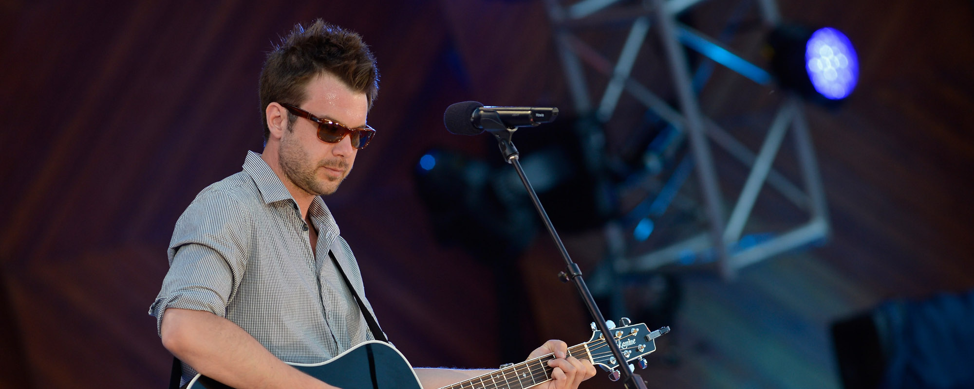 3 أغلفة حية رائعة للفنانين المفضلين لديك يؤديها Howie Day