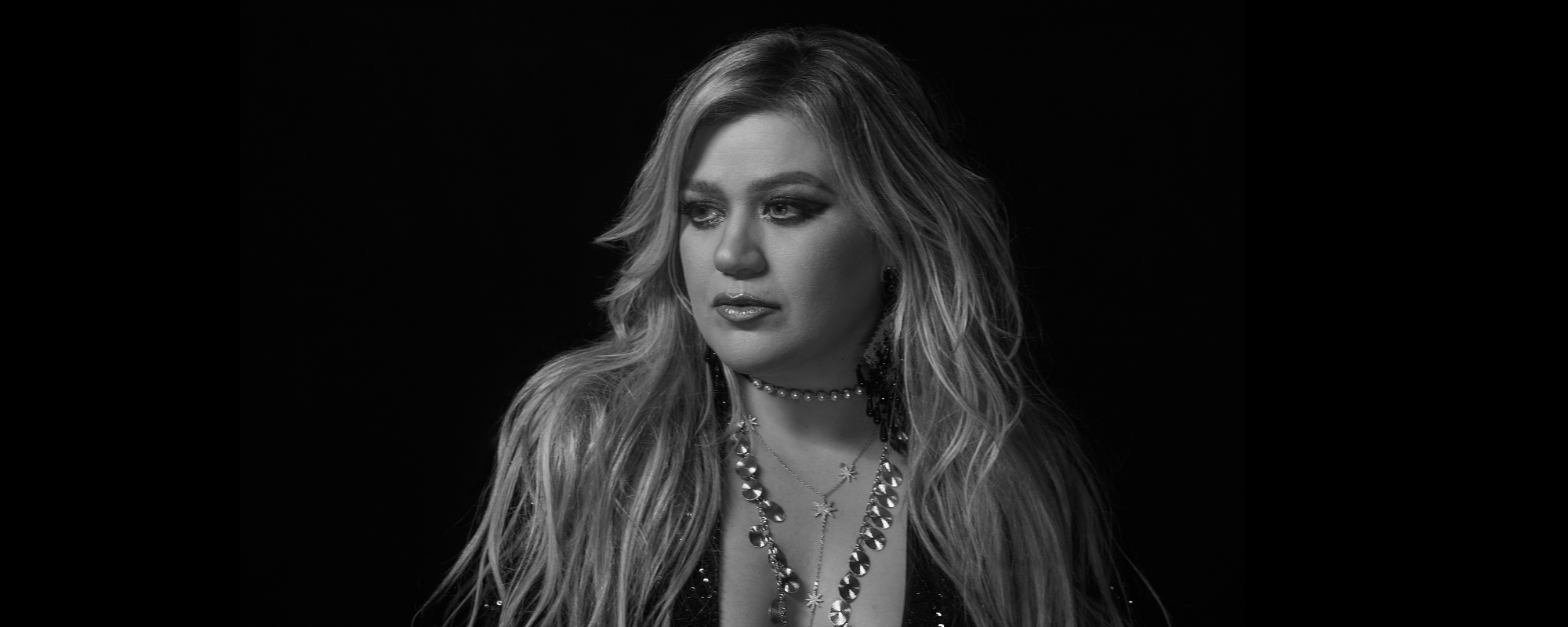 Kelly Clarkson Delivers Stunning Stripped-Down Version of “Mine”