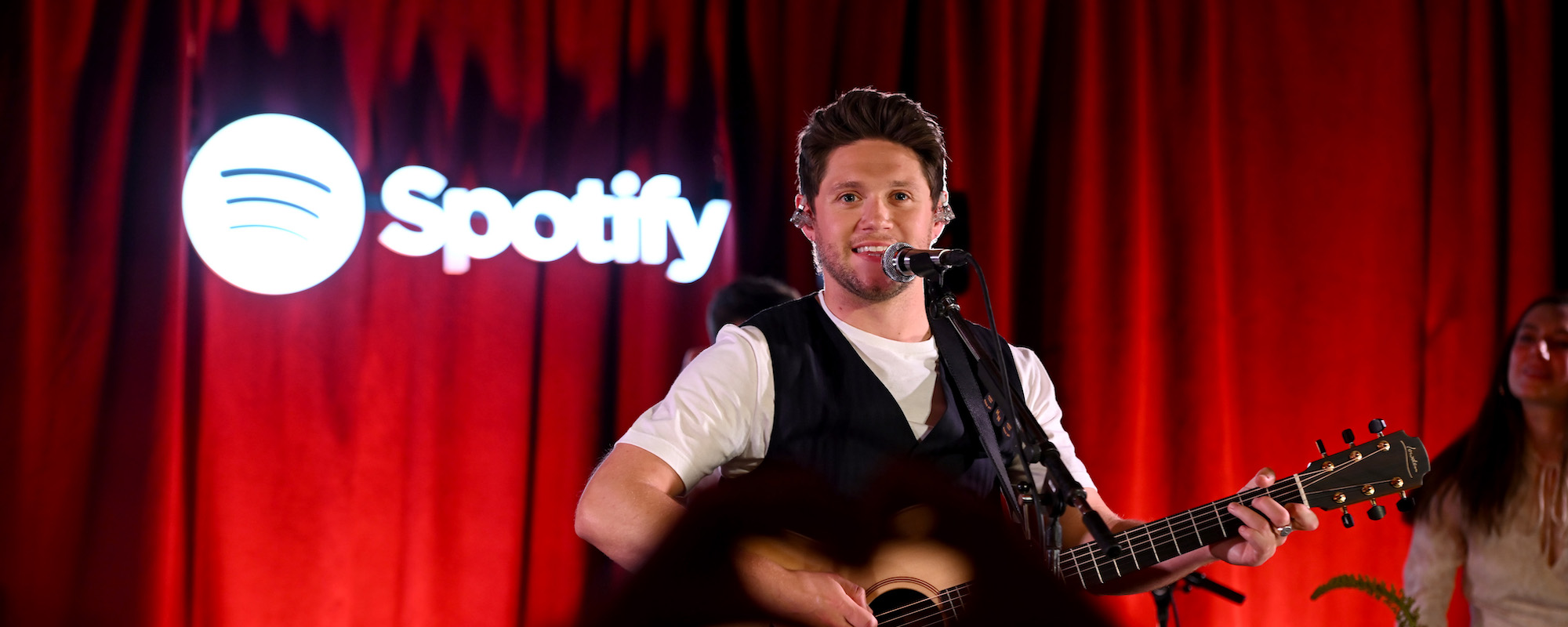Niall Horan Covers Zach Bryan, Reveals Favorite Taylor Swift “Eras,” and More During Intimate New York City Performance