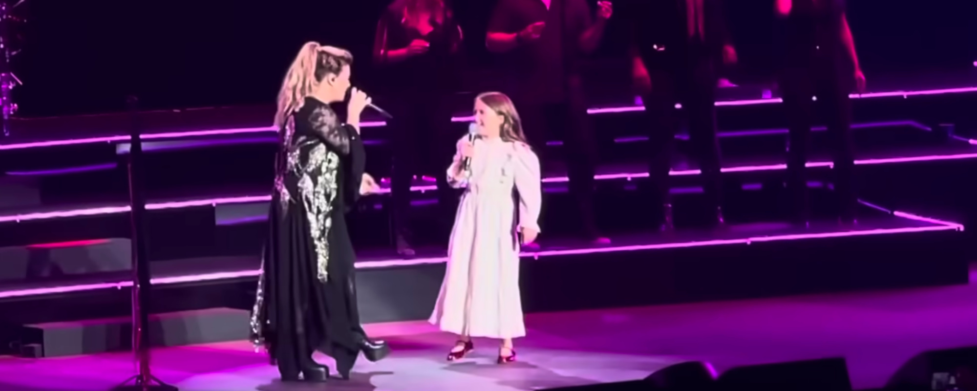 Kelly Clarkson and Her Daughter Duet on “Heartbeat Song” in Las Vegas