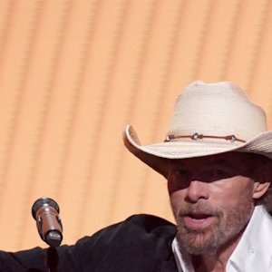 Country icon Toby Keith gives first TV performance since cancer