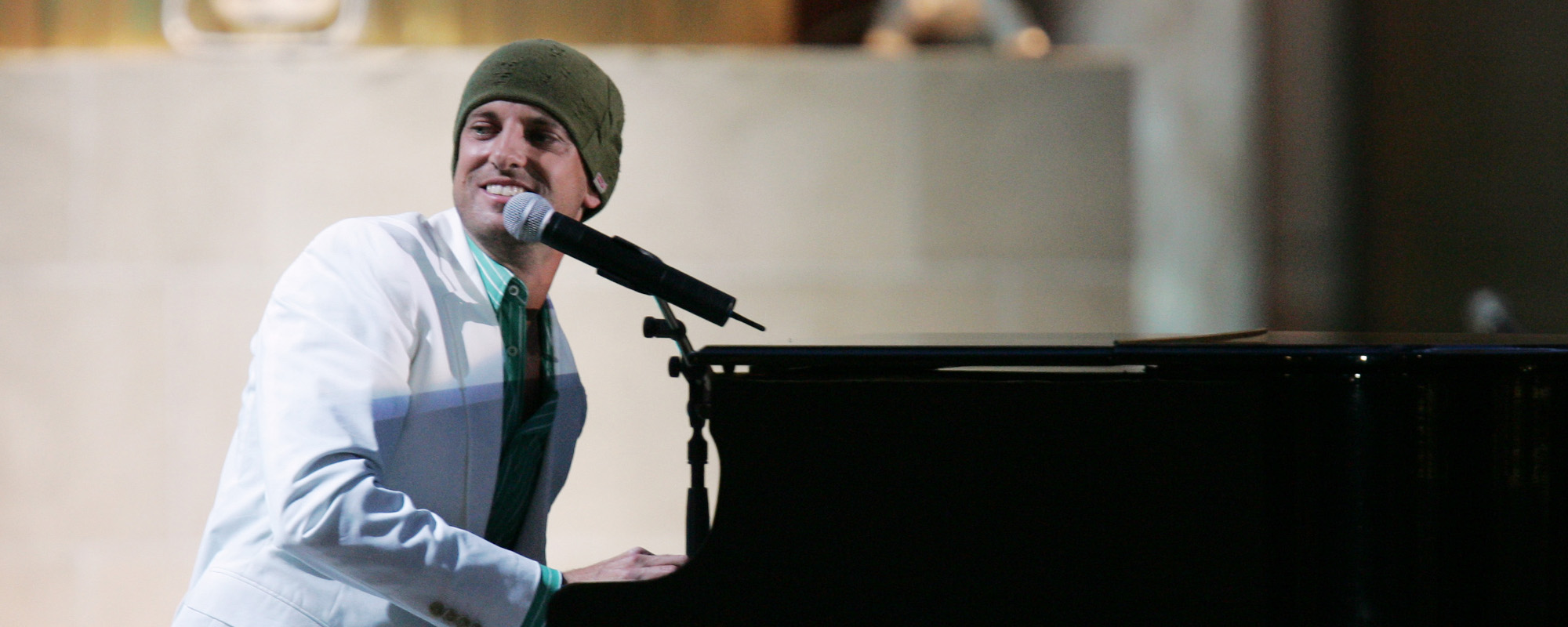 3 عجائب رائعة من العقد الأول من القرن الحادي والعشرين تم تصميمها للكاريوكي