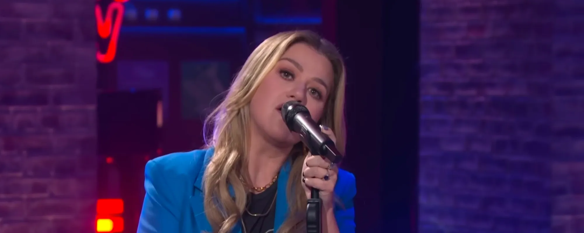 Watch: Kelly Clarkson’s Kellyoke Brings Charming “Crimson and Clover” Cover