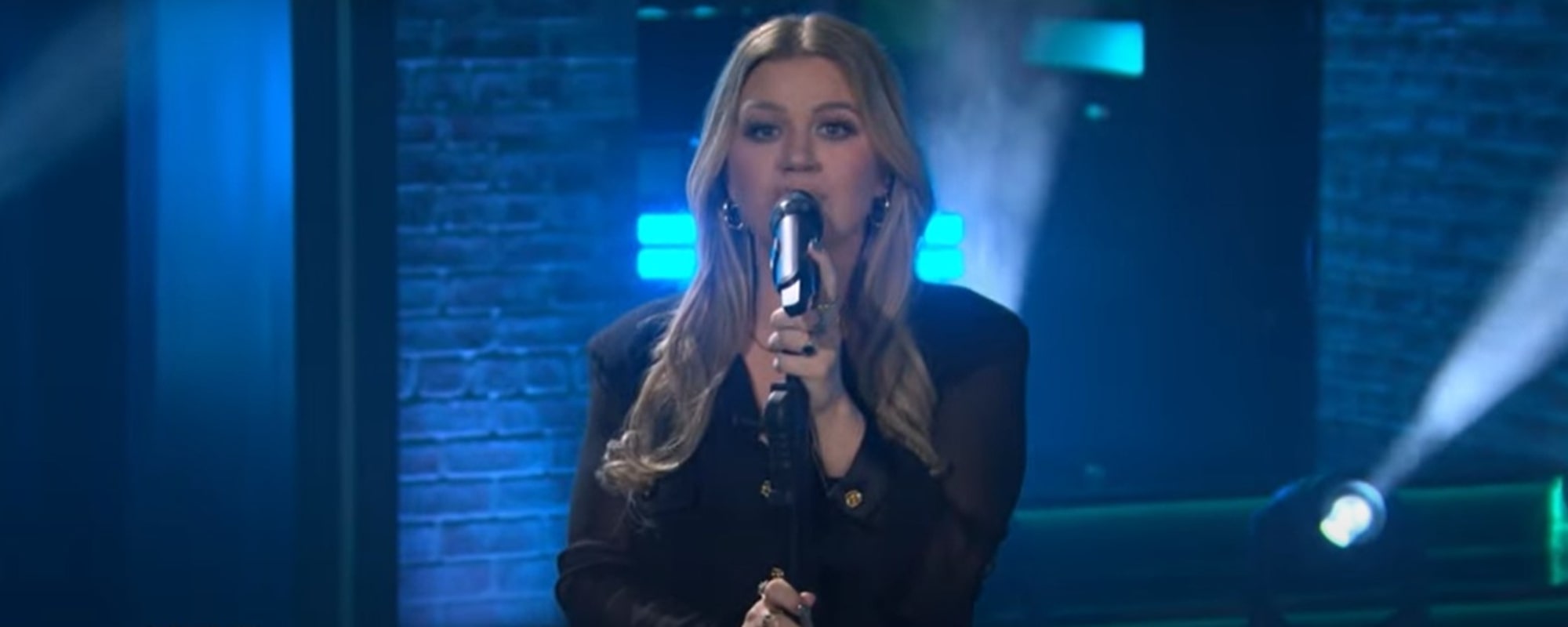 Watch: Kelly Clarkson Flawlessly Covers Cody Johnson’s “When It Comes to You” During a Kellyoke Segment