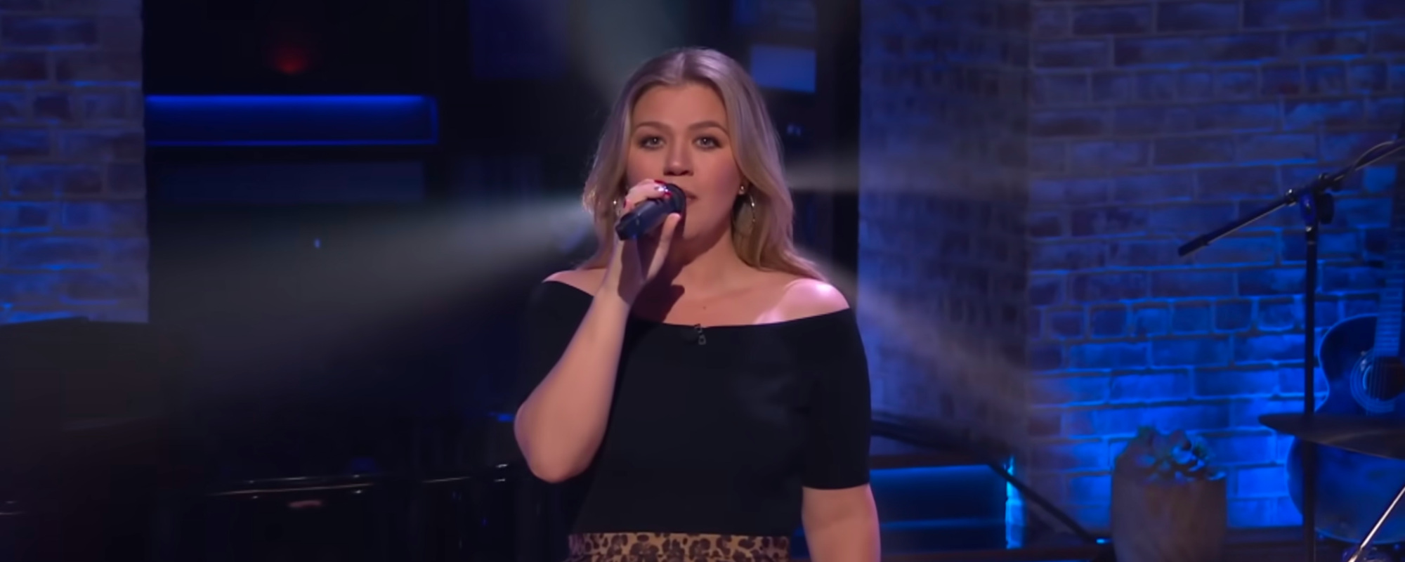 Watch: Kelly Clarkson Sings “Love, You Didn’t Do Right by Me” from ‘White Christmas’ During Kellyoke Segment