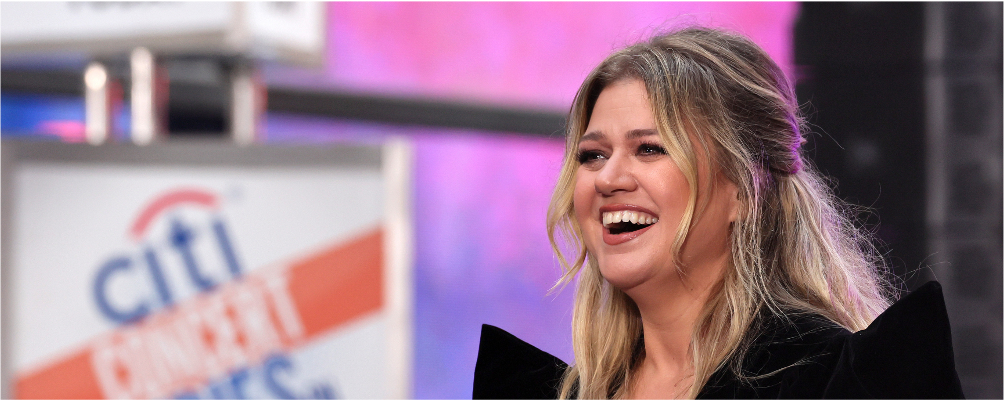 Kelly Clarkson Brings Positive Energy with Kellyoke Cover of “Unwritten” by Natasha Bedingfield