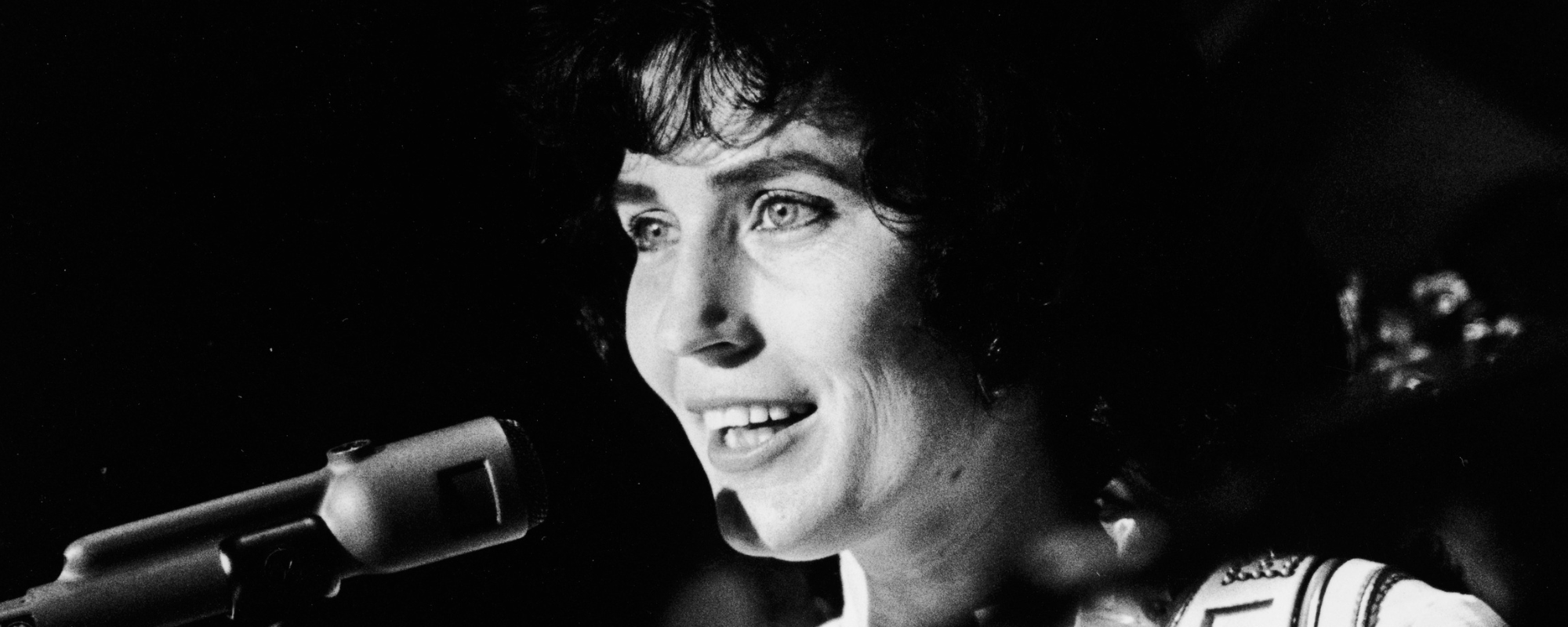 The Meaning Behind Loretta Lynn's Self-Affirming Classic "You're Lookin ...