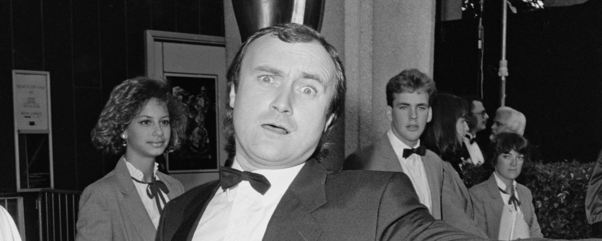 بعد اختبار 400 موسيقي، قررت جينيسيس في النهاية تعيين فيل كولينز. بعد اختبار 400 موسيقي، قررت جينيسيس في النهاية تعيين فيل كولينز.