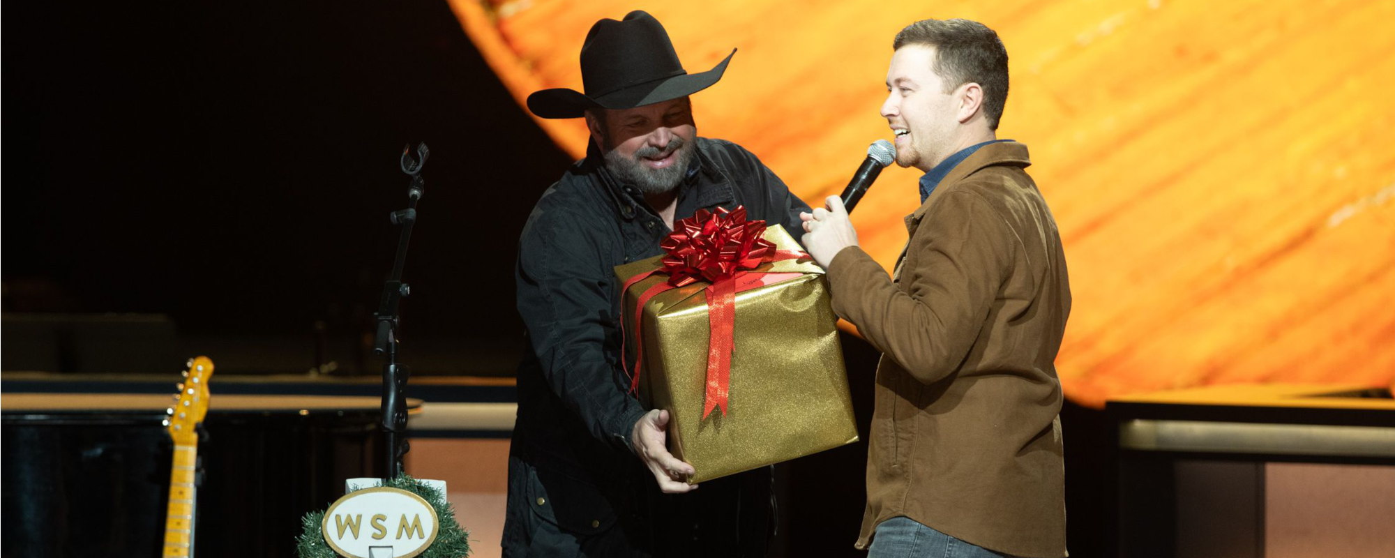 “Merry Christmas”: Garth Brooks Invites Scotty McCreery to Join the Grand Ole Opry